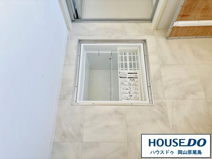 キッチンの他、洗面脱衣所にも、洗剤やタオル等のストックに最適な床下収納スペースも完備しています♪