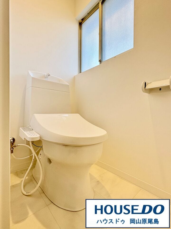 トイレは清潔感のある温水洗浄便座です。