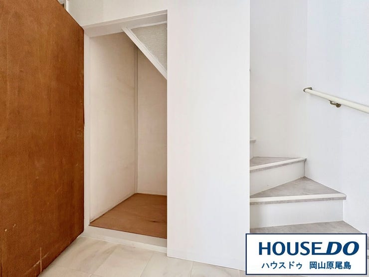1階廊下には、掃除道具などの保管にもおススメな階段下収納スペースもあります♪
