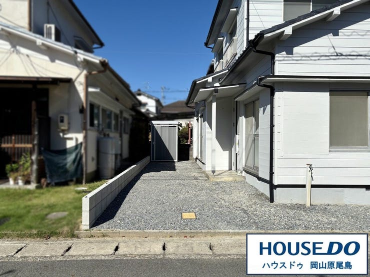 駐車は敷地南側に縦列で2台可能となっております♪