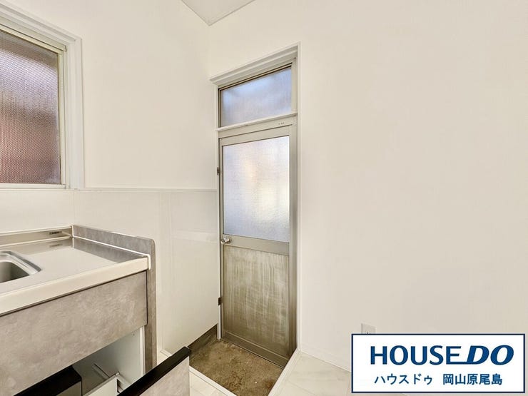 キッチンには勝手口もあり、明るい空間の中で毎日お料理することが可能です♪