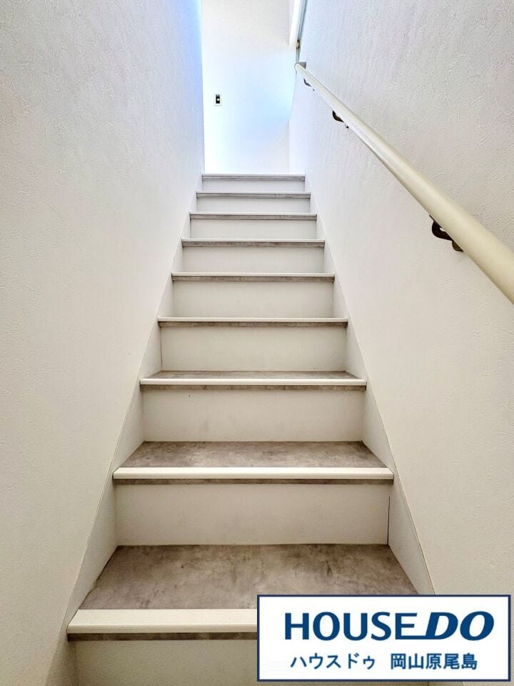 手摺り付きで子供さんの往来も安心です!明るい窓からの自然光が、階段を優しく照らし、開放感のある空間を演出します。