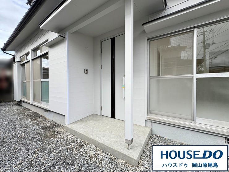 屋根付きなので、雨の日も傘の開閉や鍵の出し入れ時も濡れずに快適♪