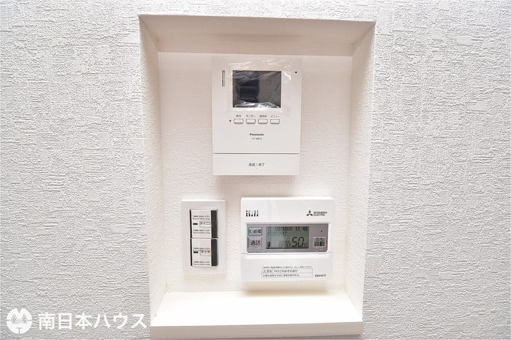 【モニター付きインターホン、給湯モニター】スイッチ類をひとまとめにしてあり操作しやすくなっています♪