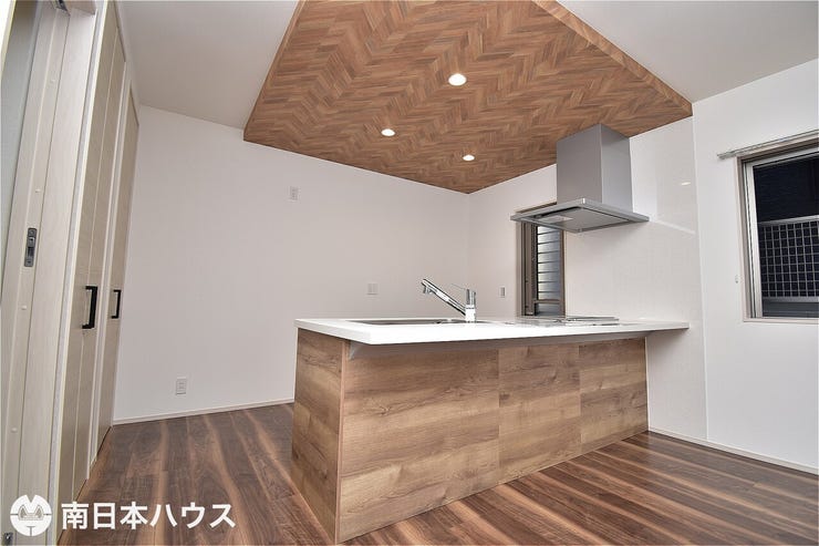 【キッチン】カウンター付きのキッチンです!天井の仕上げを変えリビングとの雰囲気を変えてあります♪