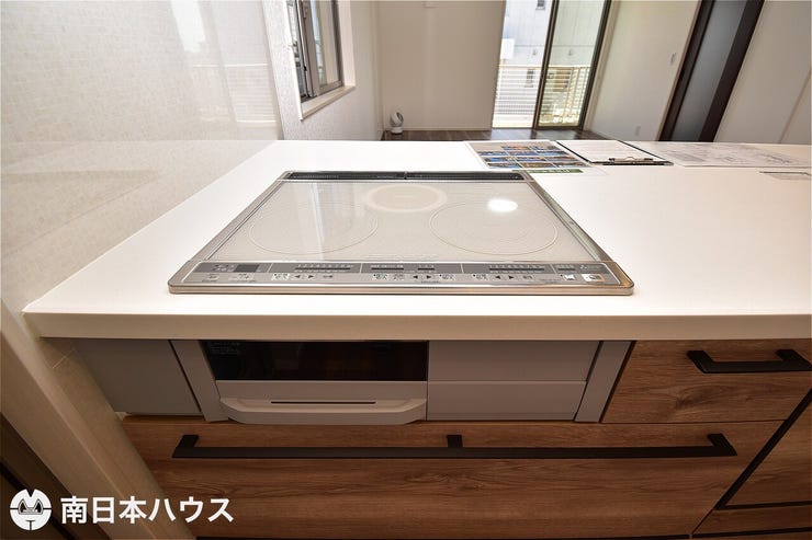 【IHクッキングヒーター】3口のコンロとグリル付き!お手入れのしやすさが魅力のキッチンです!