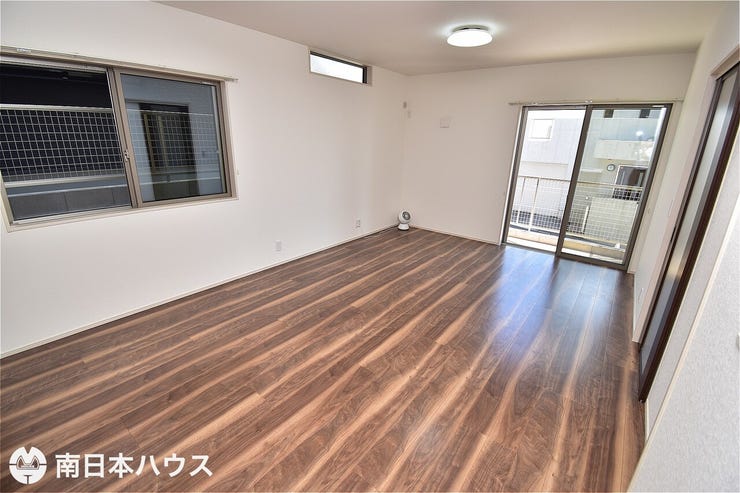 【リビング】17帖のリビングです!東南向きの掃き出し窓から明るい日が差します♪シャッター雨戸付き!