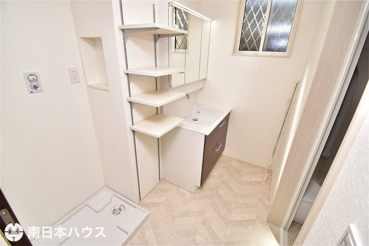 【洗面所】小窓付きの洗面所です!収納の可動棚があります!天井に格納できる室内物干し機付き!