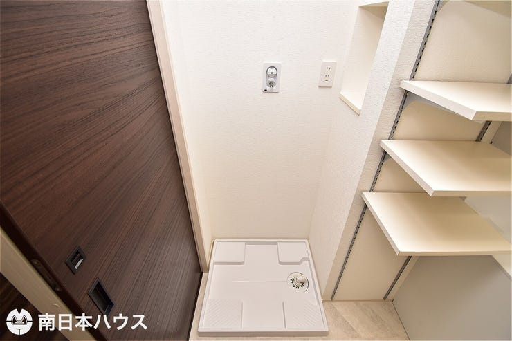 【洗濯機置き場】洗濯パン付きです!もしもの水漏れの際も被害を抑えることができます♪