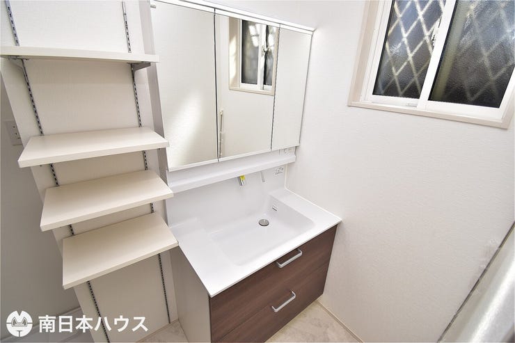 【洗面台】3面鏡の洗面台です!収納豊富なので水周りの小物をスッキリ収納できます♪