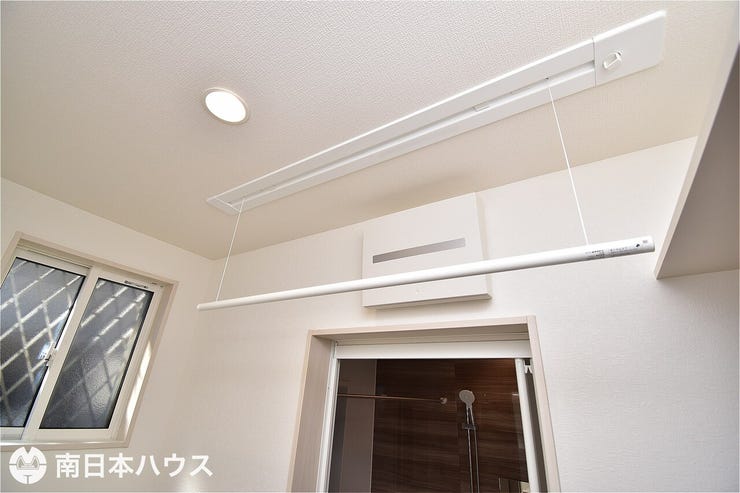 【室内物干し機】必要な時に天井から下ろせるので普段でも邪魔にならず便利です♪