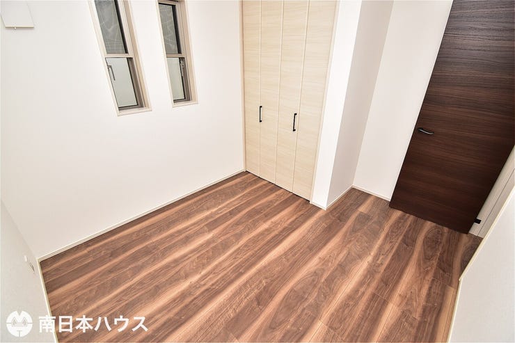 【洋室】4.6帖の洋室です!統一された室内の床や建具でコディネートもしやすいです♪