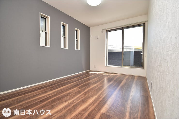 【洋室】6.7帖の洋室です!東南向きのバルコニーに面した明るい室内!全居室2面採光です♪