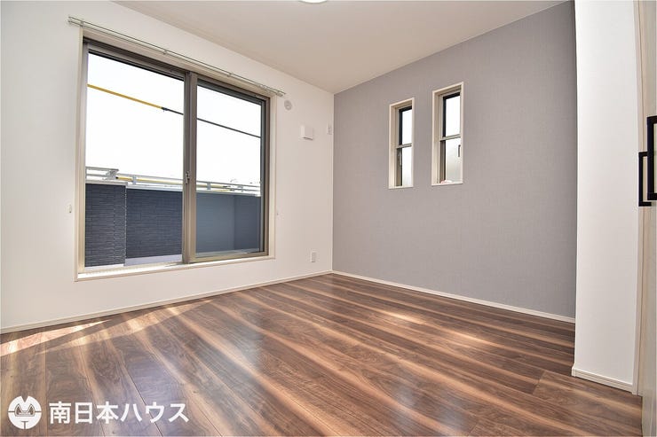 【洋室】5.5帖の洋室です!東南向きのバルコニーに面した明るい室内!全居室収納完備!