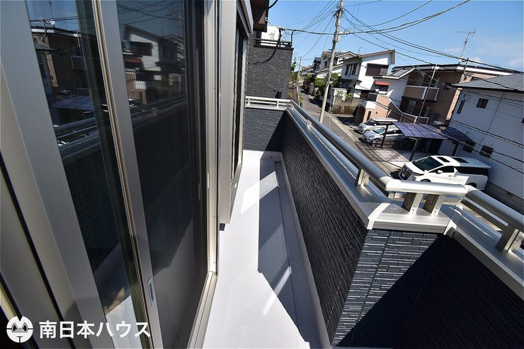 【バルコニー】東南向きの日当たり良好なバルコニー!
洗濯物も良く乾きそうです♪