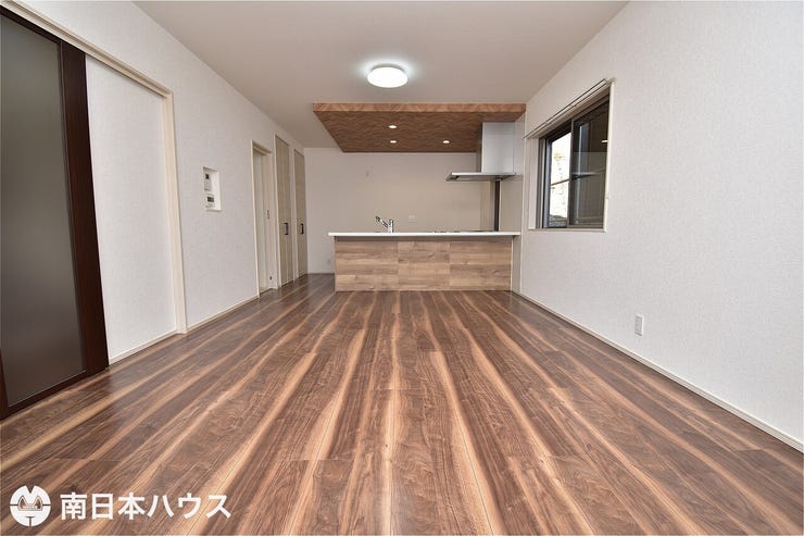 【リビング】17帖のリビングです!2面に窓があり通風良好な室内です♪オープンキッチンで解放感あり♪