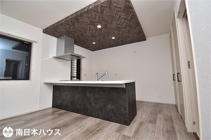 【キッチン】カウンター付きのキッチンです!天井の仕上げを変えリビングとの雰囲気を変えてあります♪