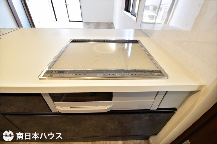 【IHクッキングヒーター】3口のコンロとグリル付き!お手入れのしやすさが魅力のキッチンです!