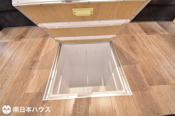 【床下収納】保存食や使用頻度の少ない品物を収納でき、キッチン周りをスッキリと収納できます♪