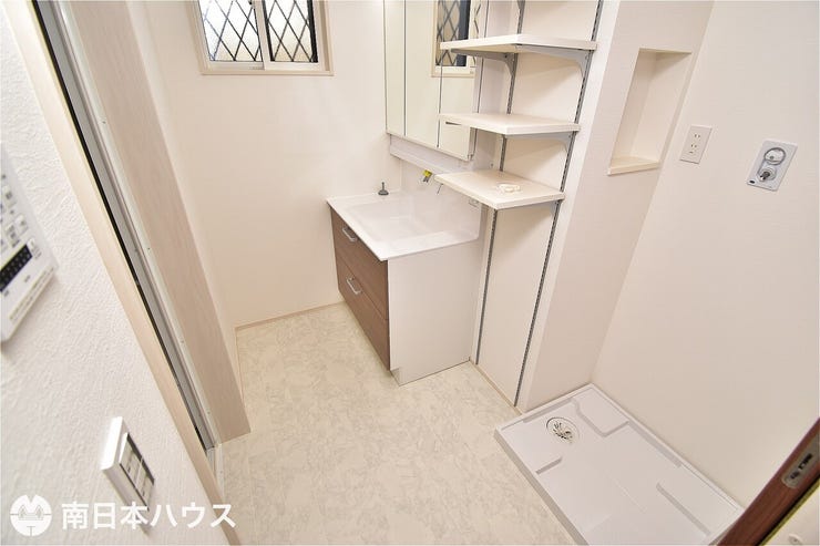 【洗面所】小窓付きの洗面所です!収納の可動棚があります!天井に格納できる室内物干し機付き!