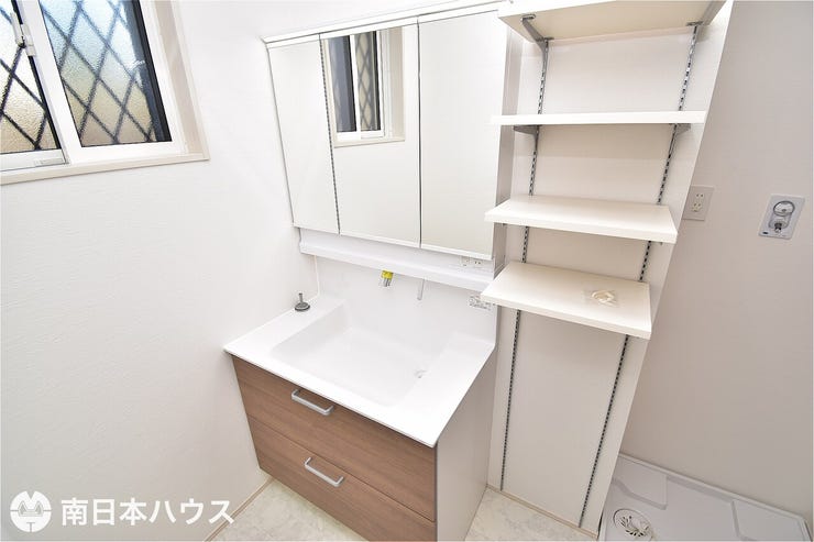 【洗面台】3面鏡の洗面台です!収納豊富なので水周りの小物をスッキリ収納できます♪