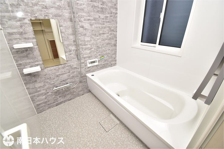 【浴室】浴室暖房乾燥機付きの浴室です!小窓付きで自然換気もでき、衛生的な浴室です♪