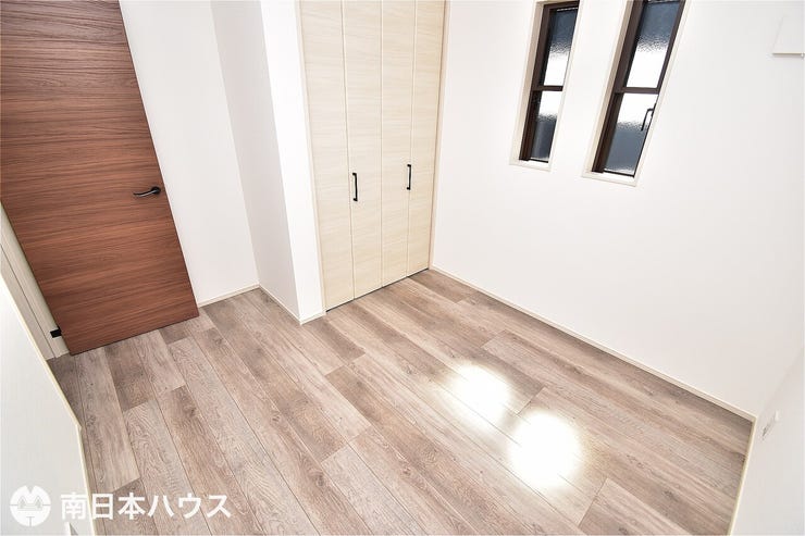 【洋室】4.6帖の洋室です!統一された室内の床や建具でコディネートもしやすいです♪