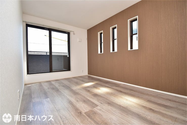 【洋室】6.7帖の洋室です!東南向きのバルコニーに面した明るい室内!全居室2面採光です♪