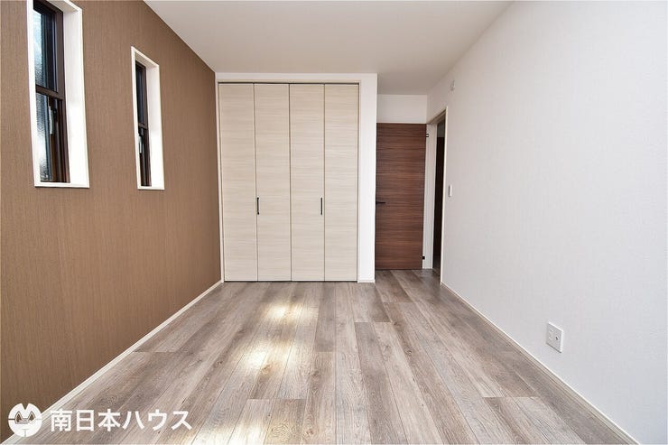 【洋室】6.7帖の洋室です!東南向きのバルコニーに面した明るい室内!全居室2面採光です♪