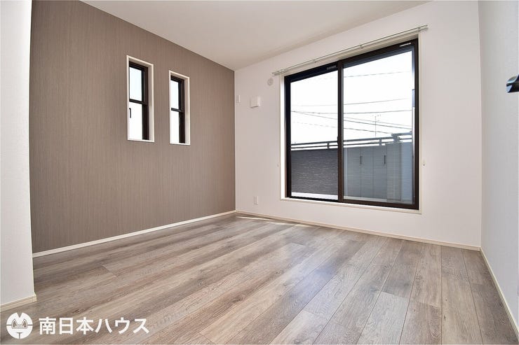 【洋室】5.5帖の洋室です!東南向きのバルコニーに面した明るい室内!全居室収納完備!