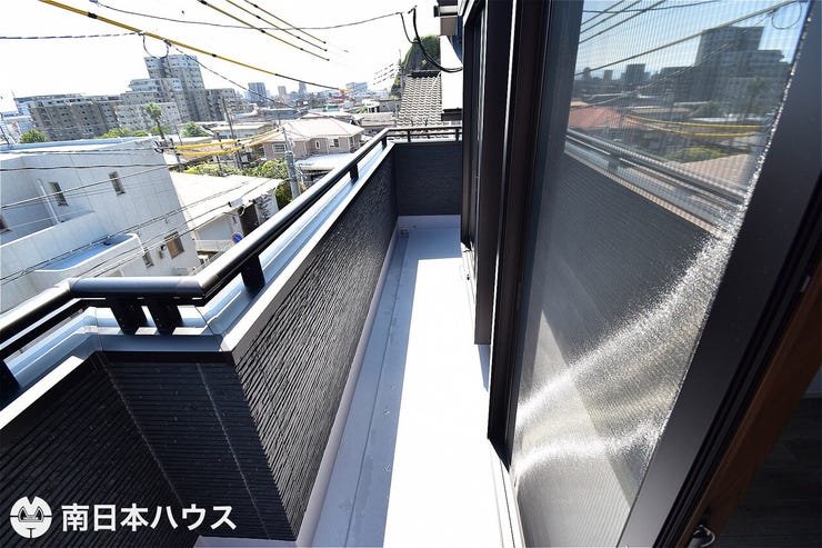 【バルコニー】東南向きの日当たり良好なバルコニー!
洗濯物も良く乾きそうです♪