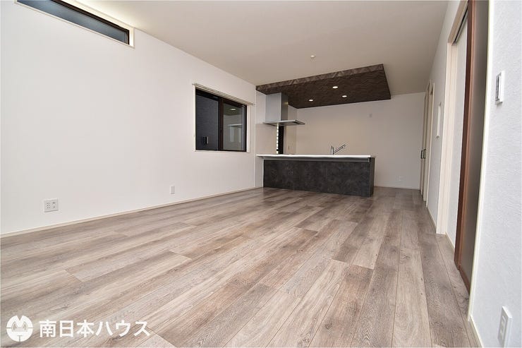 【リビング】17帖のリビングです!2面に窓があり通風も良好な室内です♪掃き出し窓はシャッター雨戸付き!