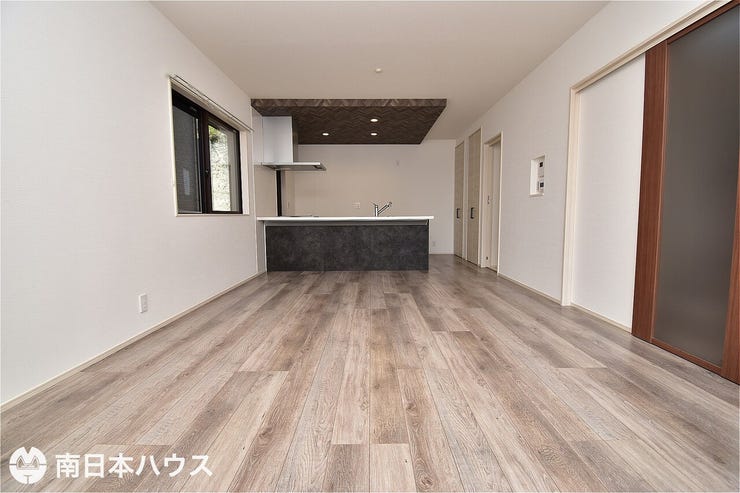 【リビング】17帖のリビングです!東南向きで日当り良好な室内です♪オープンキッチンで解放感あり♪