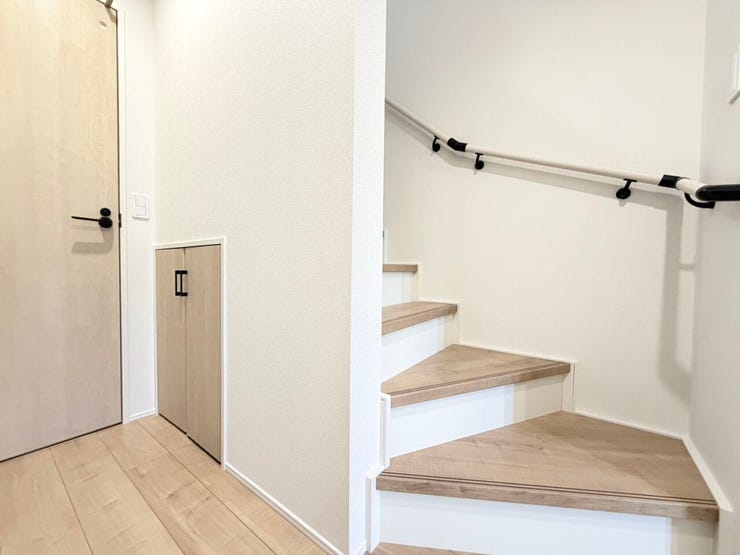 ◎階段下収納:1号棟(1/13撮影)
階段下に収納スペース付!掃除用具や防災グッズなどの収納にも便利です!