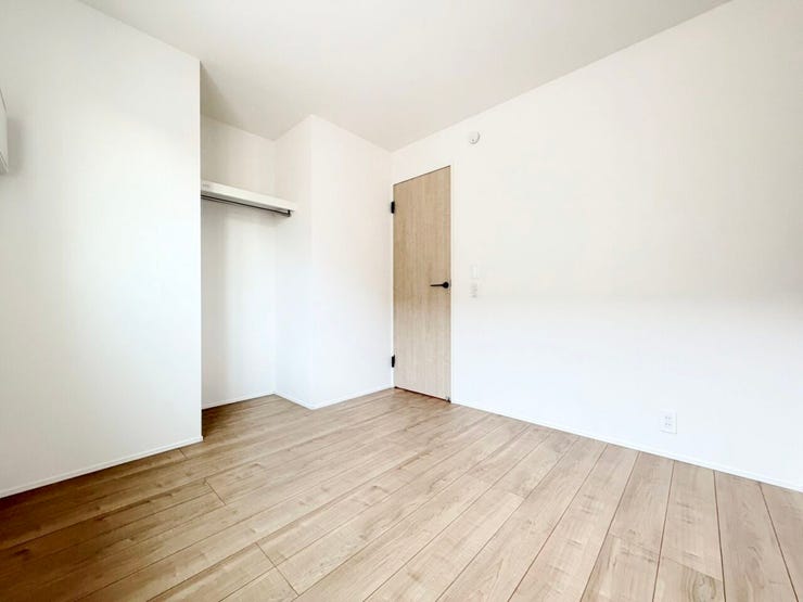 ◎洋室:1号棟(1/13撮影)
南向きであたたかな陽射しがたっぷり差し込む洋室!毎朝気持ち良く起きられそうですね。