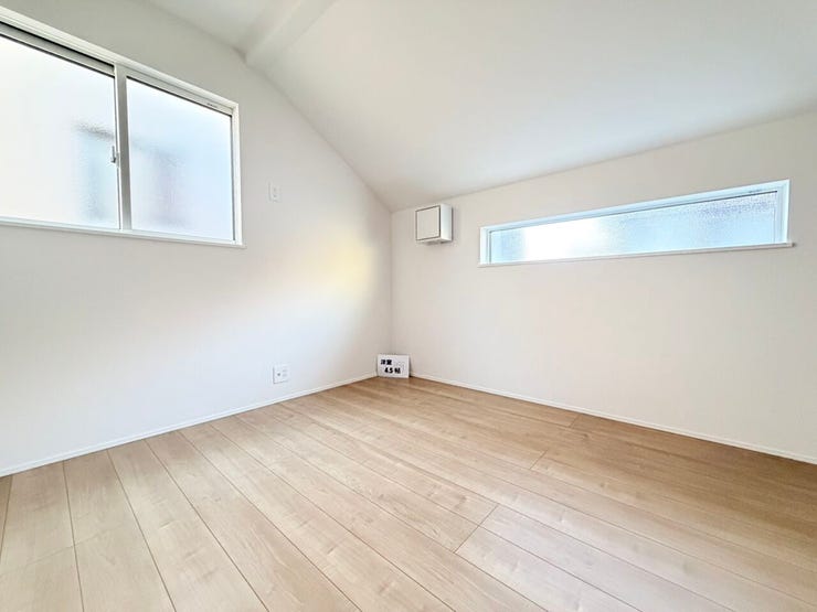 ◎洋室:1号棟(1/13撮影)
フローリングは定番のメープルカラー、収納扉などはホワイトで清潔感もあり、家具もあわせやすい色合いです。