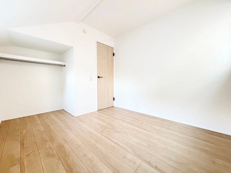 ◎収納:1号棟(1/13撮影)
オープンクローゼットはお気に入りのお洋服などを”魅せる収納”が可能です!お子様が扉でケガをすることもないのも嬉しいポイントですね。