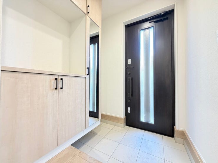 ◎玄関:1号棟(1/13撮影)
コの字型のシューズボックスは収納力が高く機能的!靴だけでなく、鍵や小物類を置けるスペースがあるのもいいですね♪
向かいにはSIC付です!