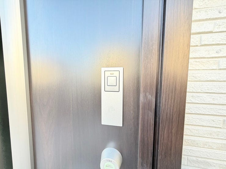 ◎電子キー(1/13撮影)
玄関ドアは電子キー搭載です。お子様を抱っこしていたり、手荷物が多かったり、両手が使えない時でも、簡単に開けられるので便利です!