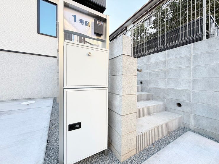 ◎宅配ボックス(1/13撮影)
戸建では珍しい宅配ボックス付!忙しい夫婦に便利な必須アイテムです!