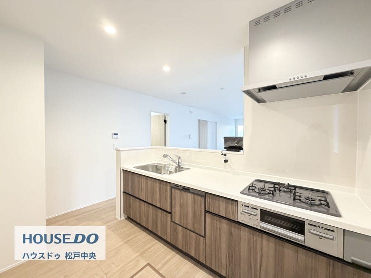 ◎キッチン:1号棟(1/13撮影)
リビングで遊ぶお子様を見守りながらお料理ができる対面キッチン。お子様の目を離すことなく、キッチンに立てるのもうれしいですね!