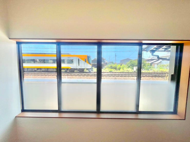 玄関先すぐのお部屋はなんと!壁全面の窓から電車が見えちゃいます!子供も大喜びですね!
