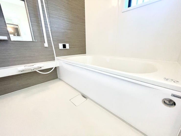 トイレお風呂共に、リビングを通らずに行けるので手を洗ってからリビングへ行けます!
トイレ、お風呂共にシンプルデザインで窓もあり嬉しいです!