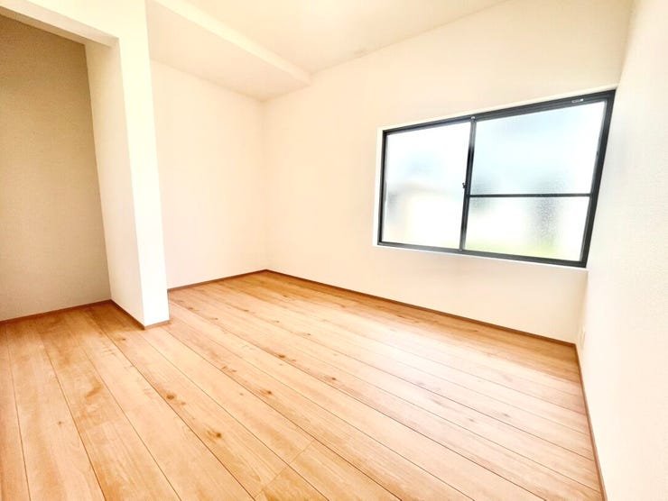 リビング横のお部屋です。壁に仕切りがあるのも嬉しいポイントです!ドアを開けた裏側にも収納があるのも嬉しいポイントです!