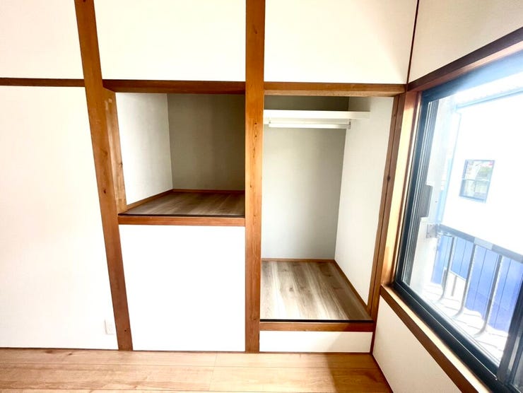 窓からの光でお部屋はとても明るいです。壁収納もオシャレ感溢れてます!
目隠しできてすっきり見えるので嬉しいです!