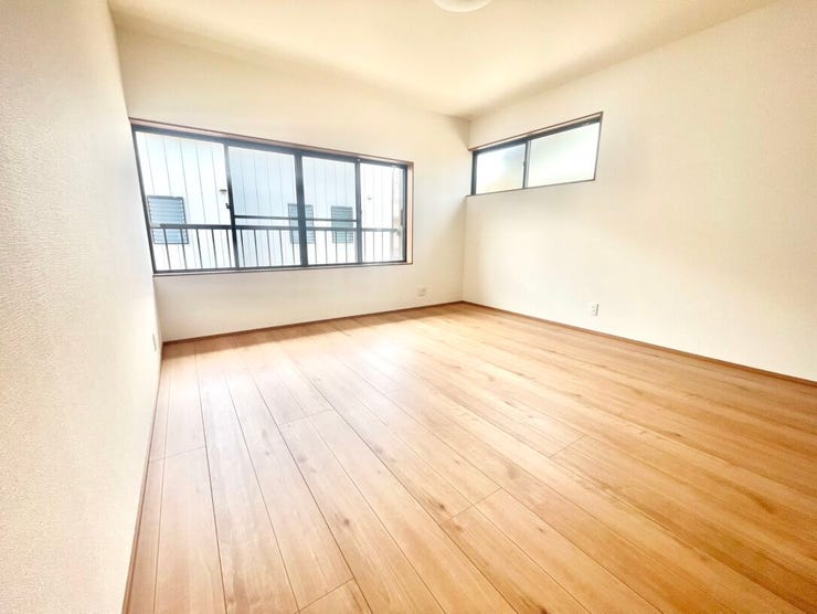 2階の2つ目のお部屋は、壁紙もオシャレで可愛い空間を演出してくれてます!ドア側に収納スペースを作ってくれてるので、ドアを開けた時の景色もスッキリしているので嬉しいです!