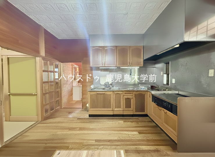 キッチンはゆとりのあるL字型
吊戸棚があり収納力◎
家具などはAIで消しています。