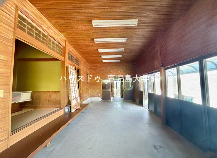 店舗部分 作業スペースとしても◎
家具などはAIで消しています。