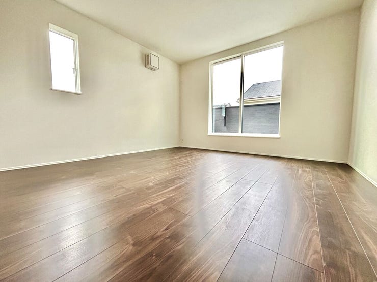 ◇二階 洋室◇
8.7帖の洋室です。バルコニーに出られる大きな窓があり、もう一面にも窓が付いているので、明るいです。十分な広さもあるので、ご夫婦の主寝室に最適なお部屋ですね。