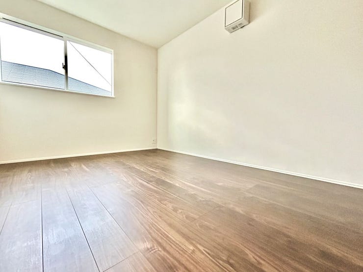 ◇二階 洋室◇
6帖の洋室です。たっぷり収納付きの明るい洋室が嬉しいです。大切なお洋服もハンガーにかけてスッキリご収納頂けます。タンスを用意することがないのでお部屋も広くご活用できます。